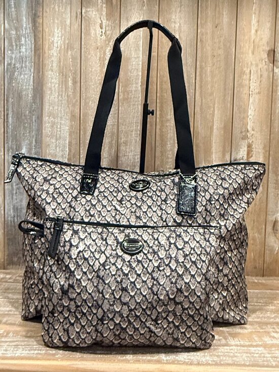 Coach Handbags - COACH GETAWAY SIGNATURE NYLON PACKABLE WEEKENDER TOTE BAG & POUCH Travel New